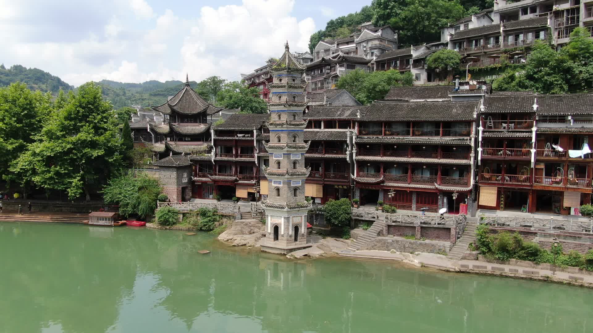 航拍湖南凤凰古城万名塔历史古建筑视频的预览图