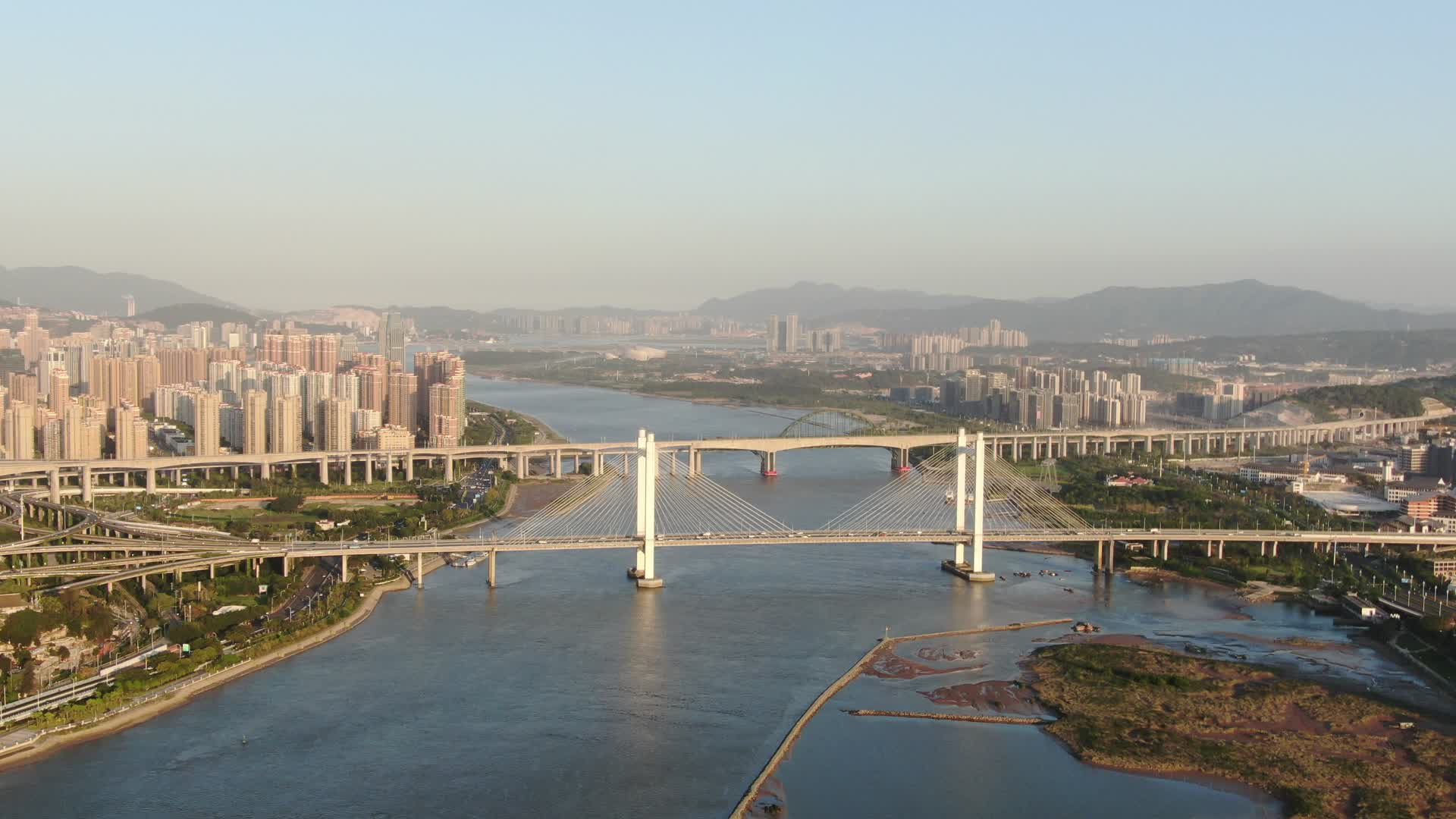 航拍福建福州闽江魁浦大桥交通视频视频的预览图