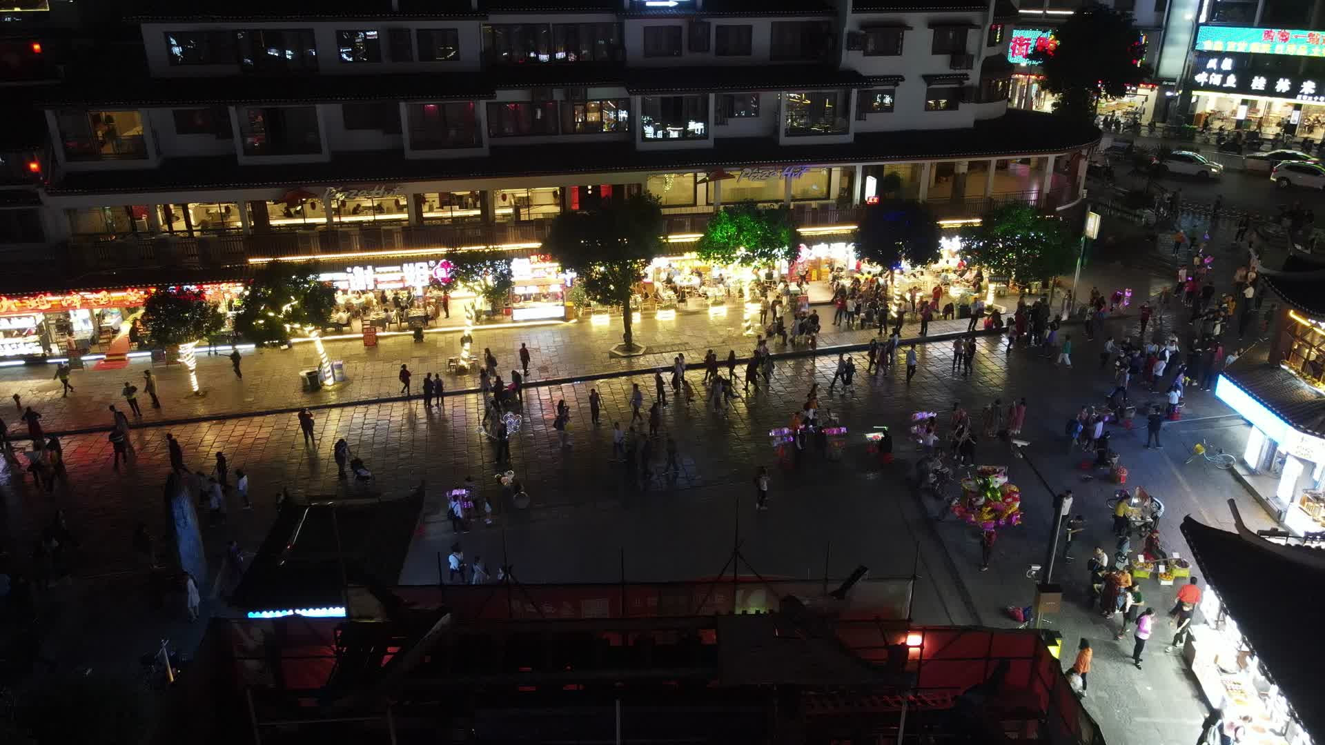 航拍广西桂林阳朔西街人流视频的预览图