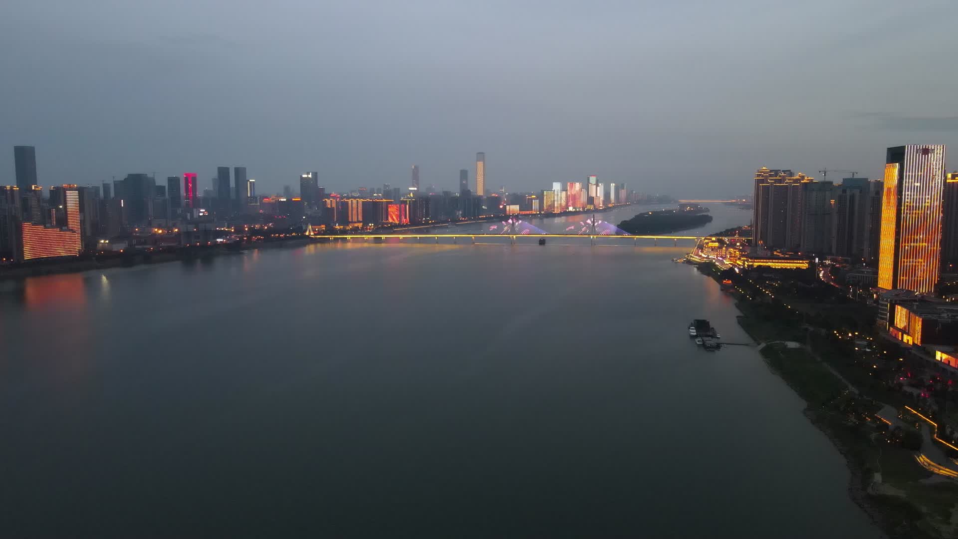 航拍湖南长沙城市夜幕降临灯光秀视频的预览图