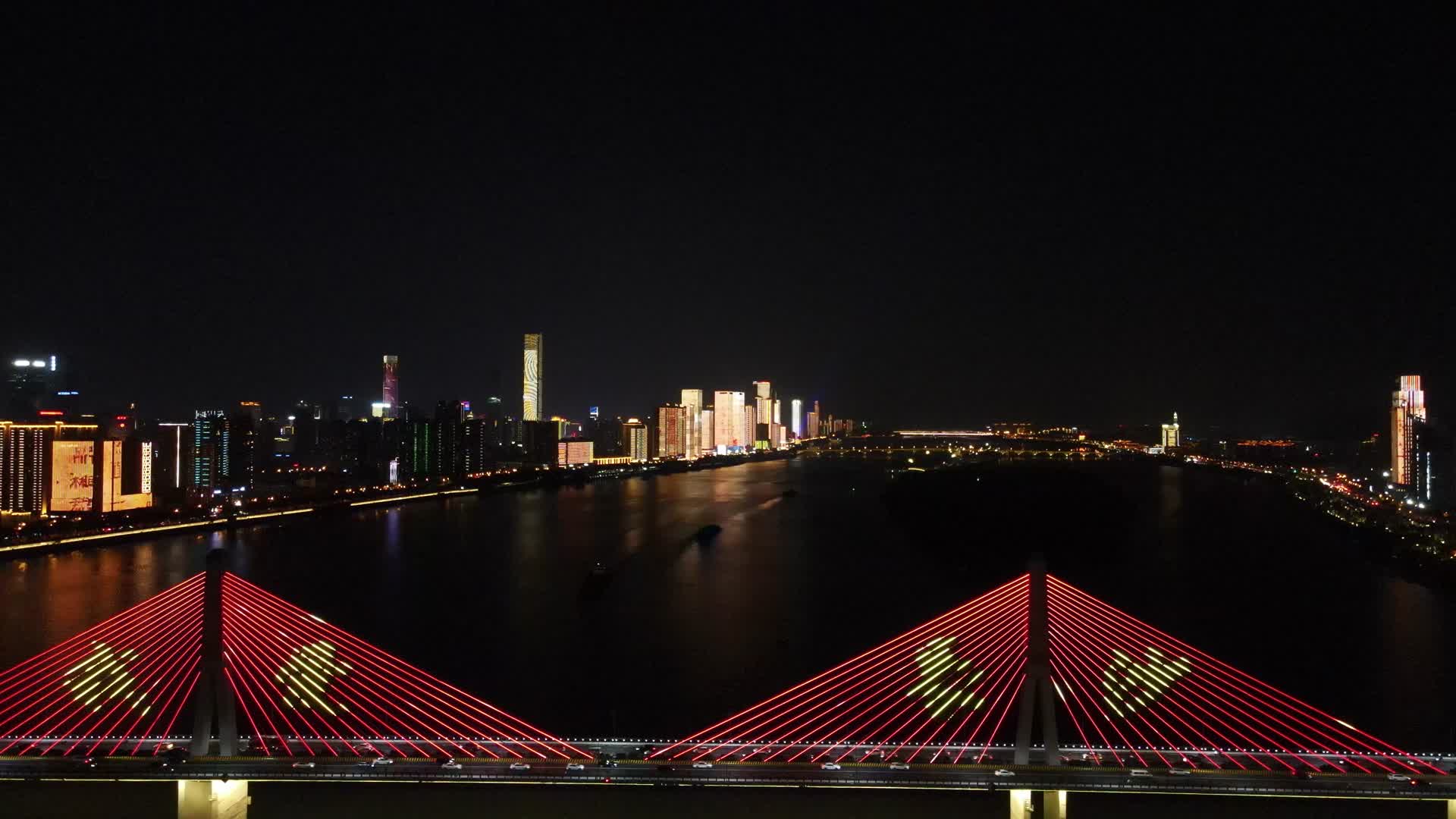 航拍湖南长沙湘江银盆岭大桥夜景灯光秀视频的预览图