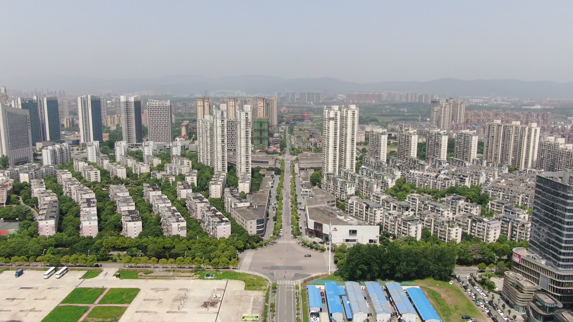 航拍江西南昌城市高楼视频的预览图