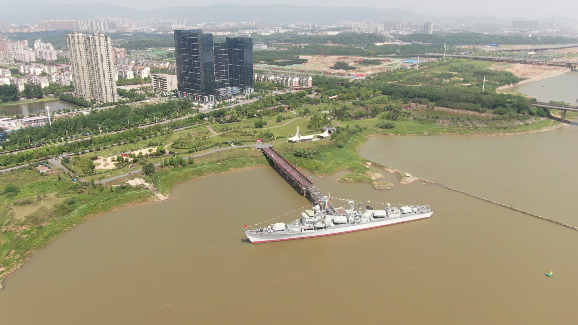 航拍江西南昌舰艇公园视频的预览图