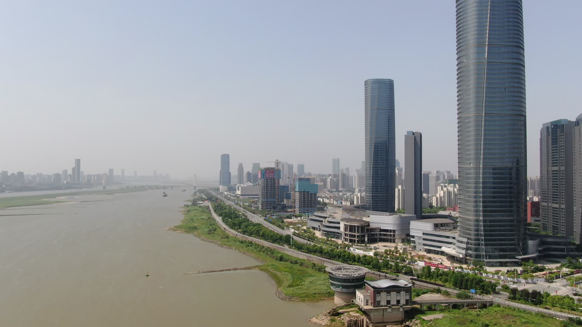 航拍江西南昌城市CBD商务建筑视频的预览图