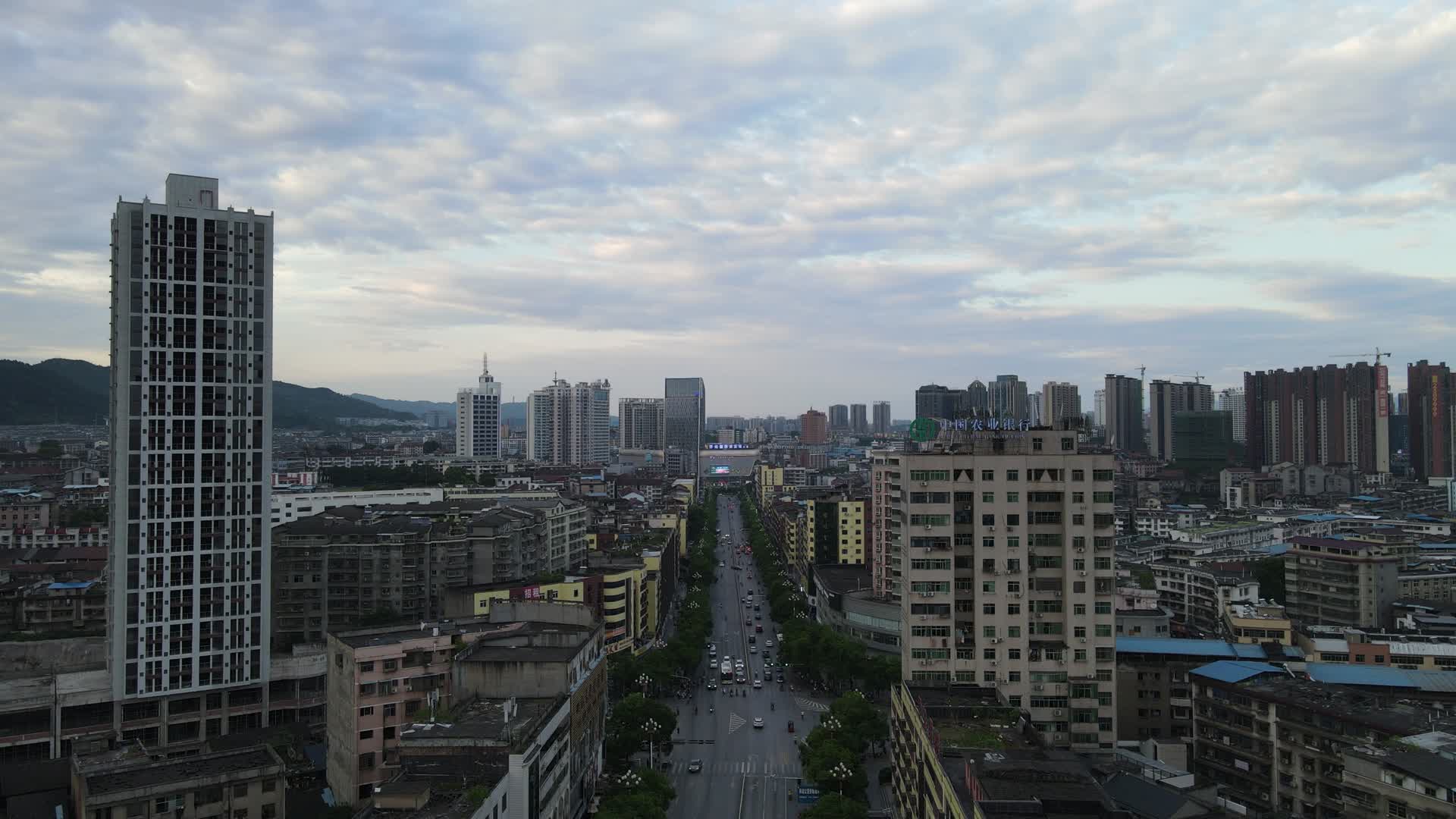 航拍湖南怀化舞阳大道城市交通视频的预览图