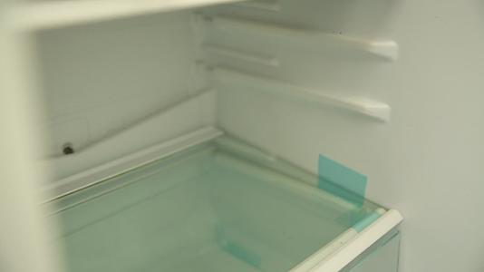 打开冰箱冷藏食物视频的预览图