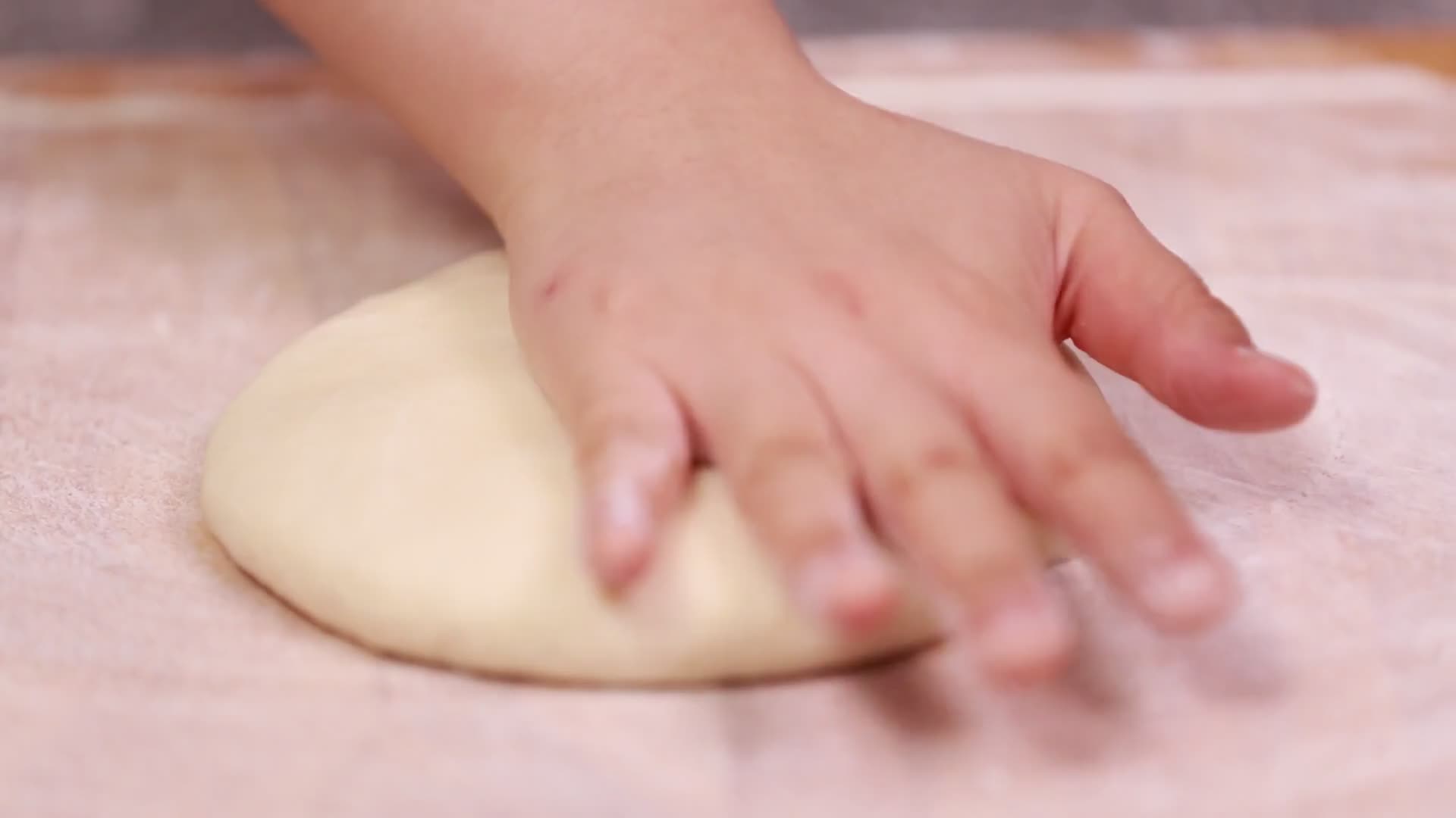 擀面擀皮包肉饼视频的预览图