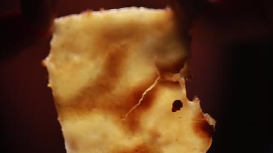 烙饼酥脆饼皮视频的预览图