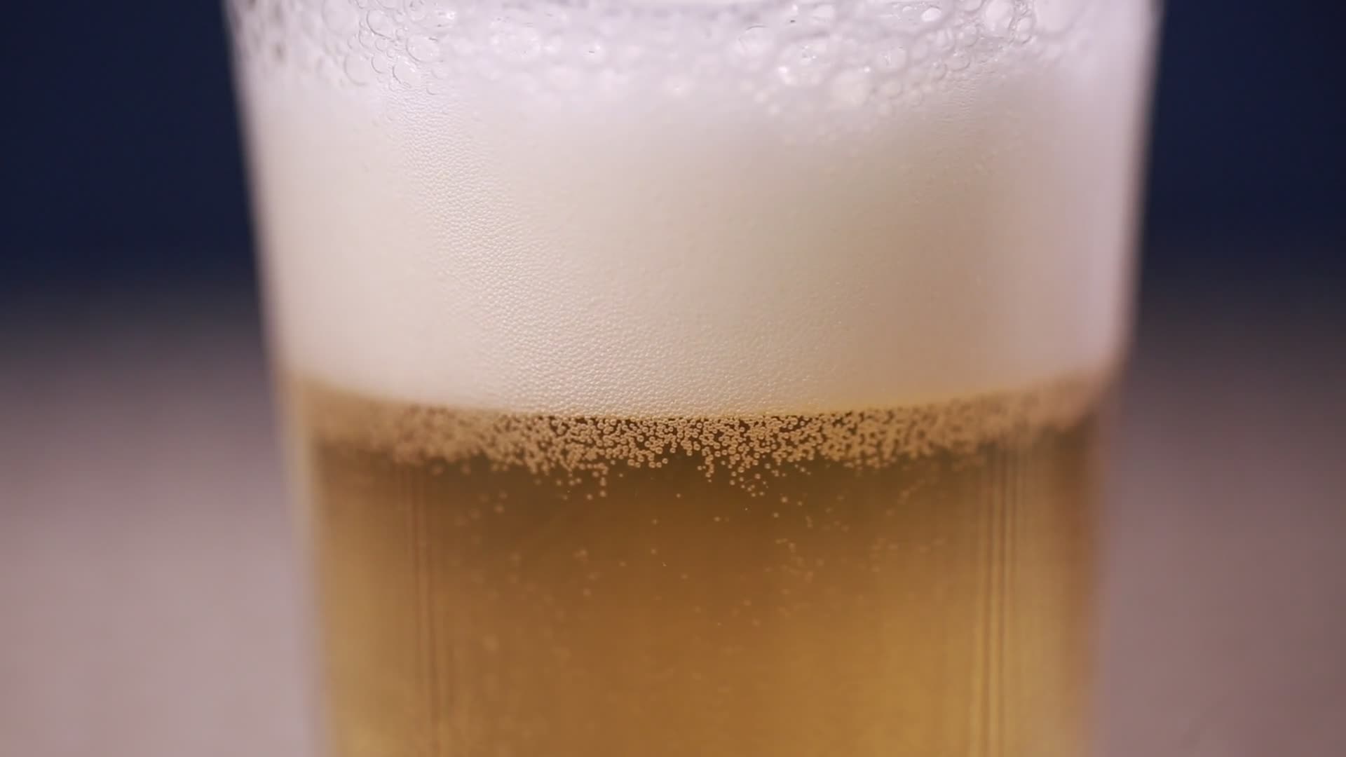 啤酒泡沫玻璃杯视频的预览图
