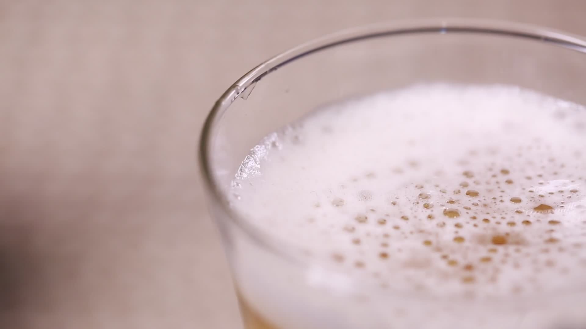 啤酒泡沫玻璃杯视频的预览图