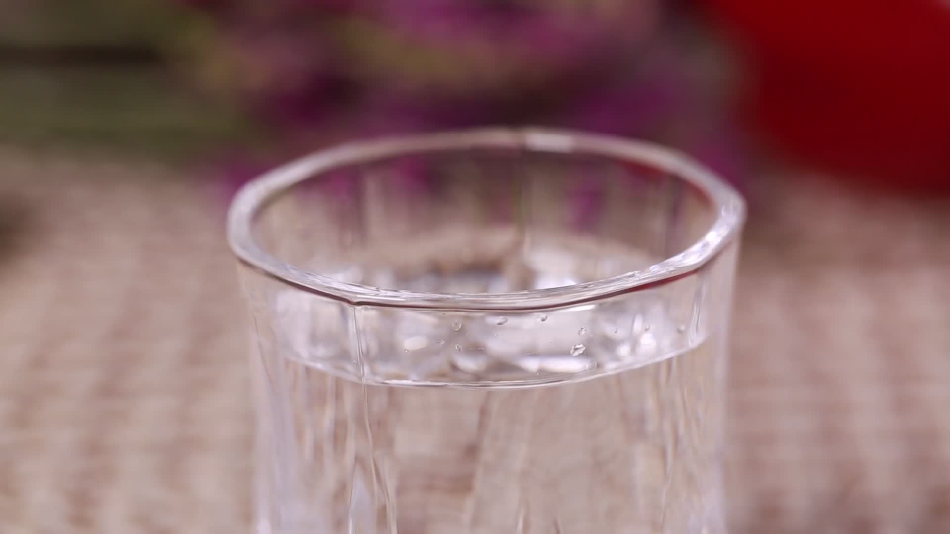 清水白酒玻璃杯视频的预览图