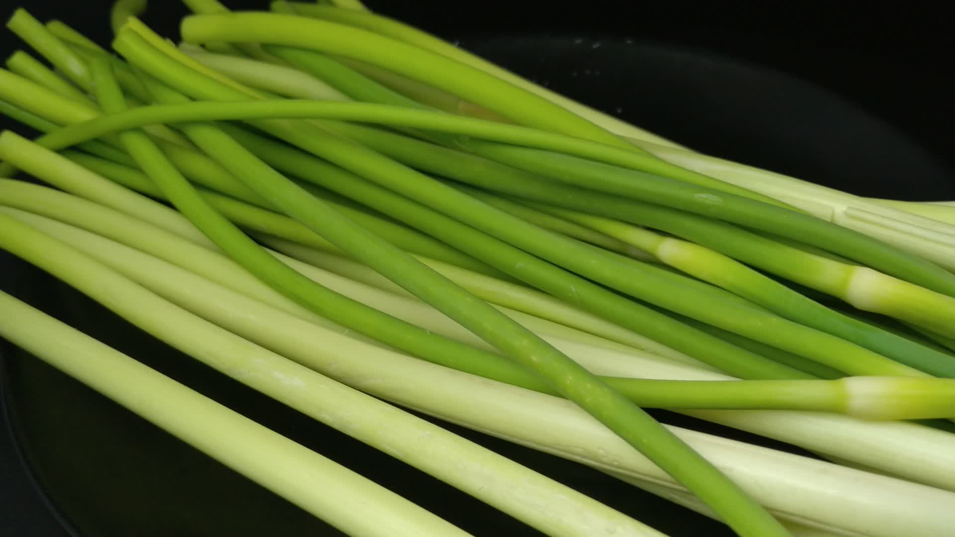 新鲜蒜薹蒜苔食材4K视频视频的预览图