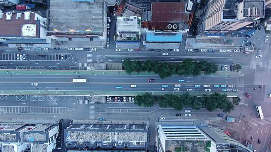 俯拍城市夜幕降临交通实况视频的预览图