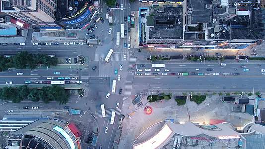俯拍城市夜幕降临交通实况视频的预览图