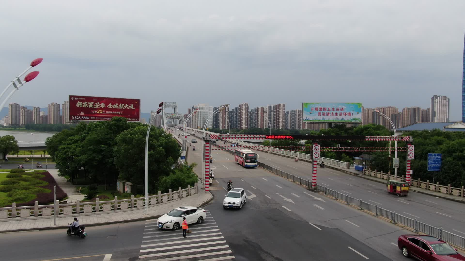 航拍江西吉安大桥交通视频视频的预览图