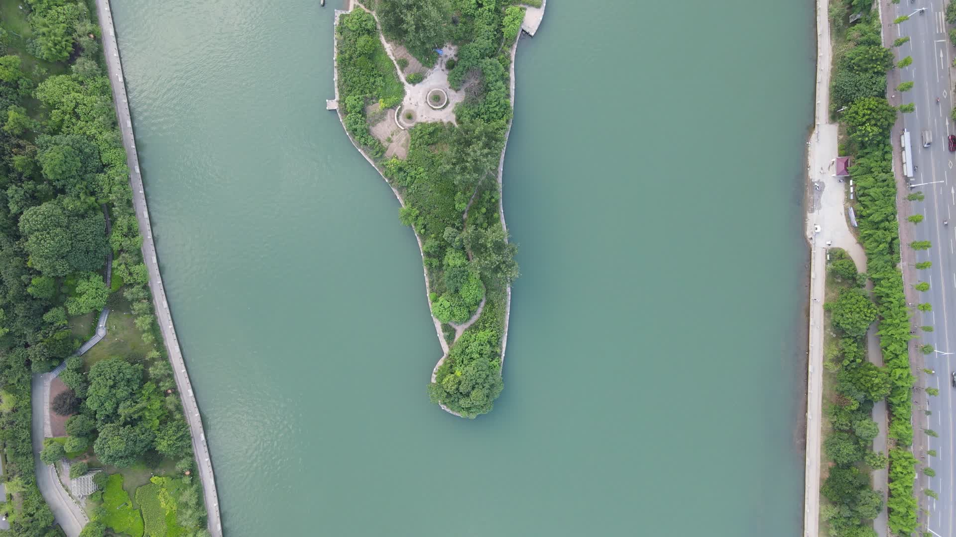 俯拍河中唯美岛屿视频的预览图