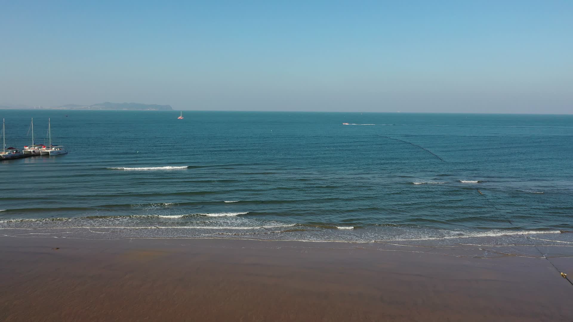 4k航拍蓬莱海边视频的预览图