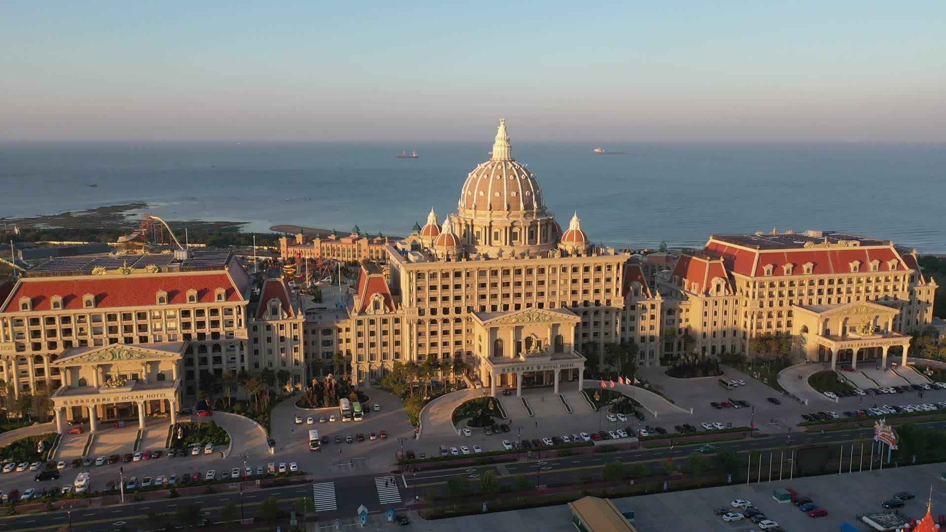 4k航拍蓬莱欧乐堡酒店视频的预览图