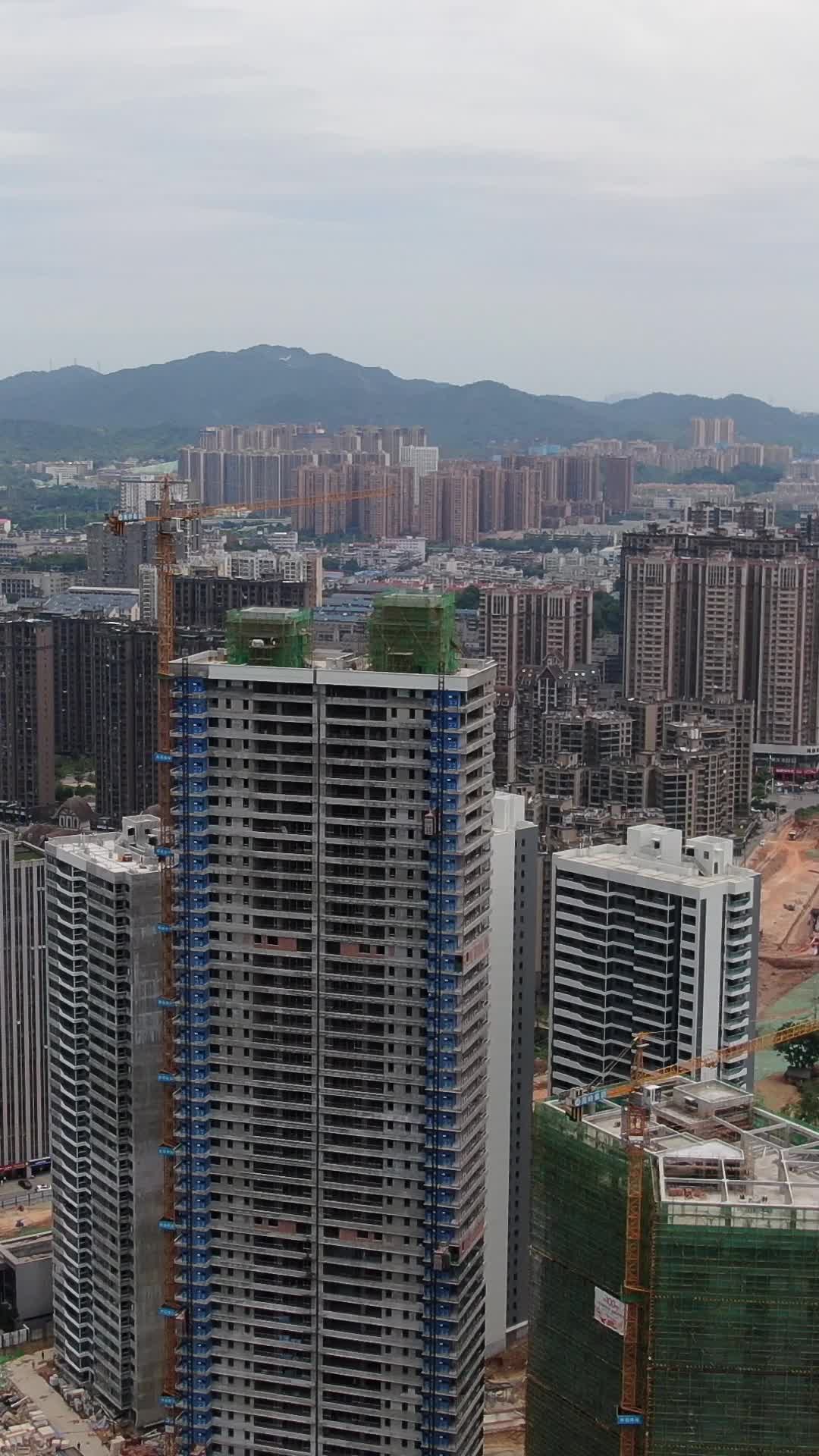 航拍城市在建高楼写字楼视频的预览图