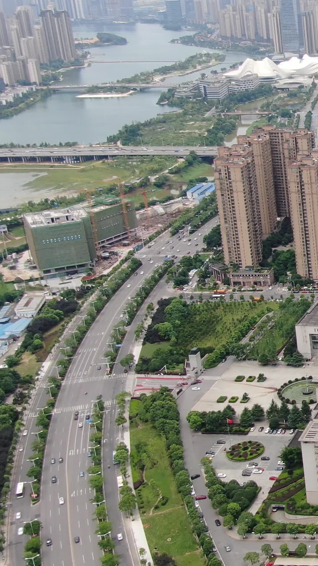 航拍湖南长沙梅溪湖城市大道高楼视频的预览图