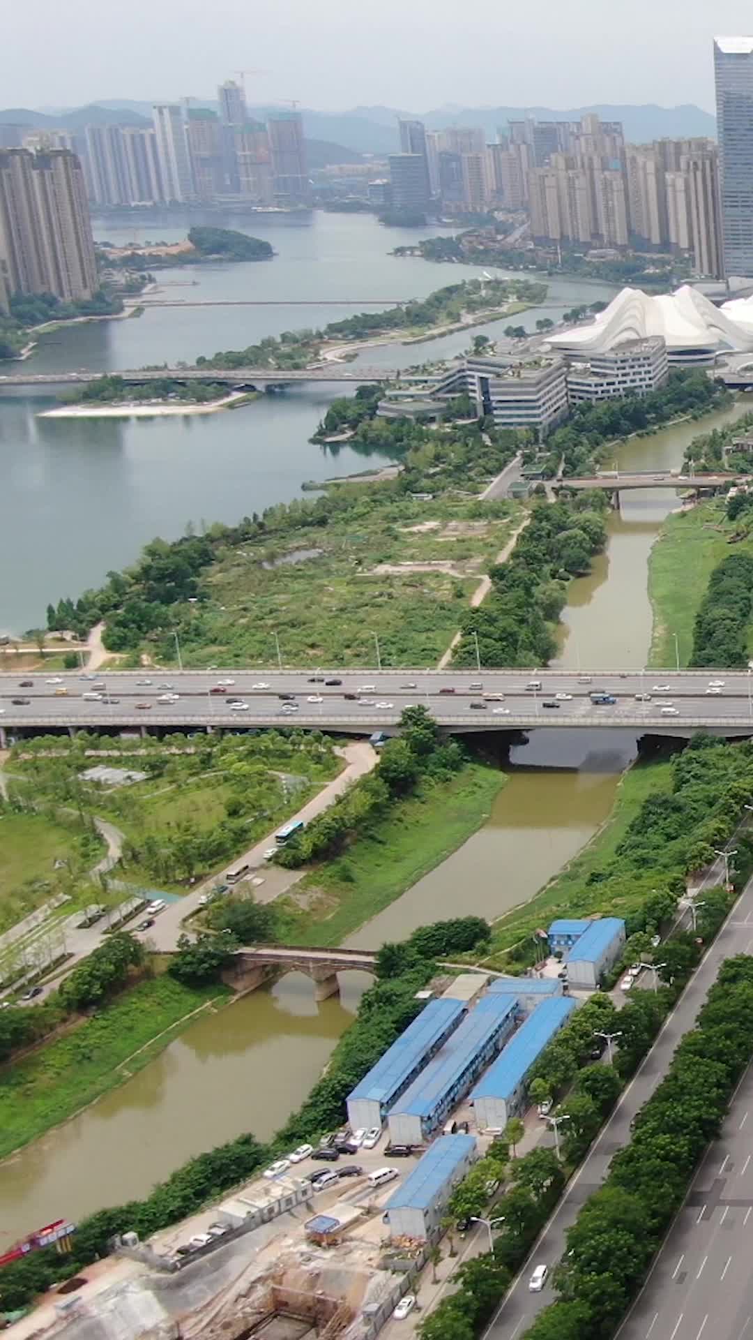 航拍湖南长沙梅溪湖大桥视频的预览图