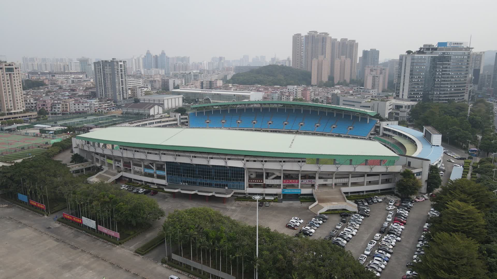航拍广州东莞体育馆视频的预览图