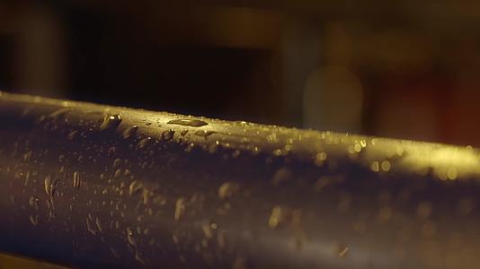 雨夜栏杆上的雨滴视频的预览图