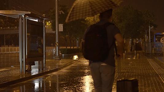 夜晚大雨中行走的人视频的预览图