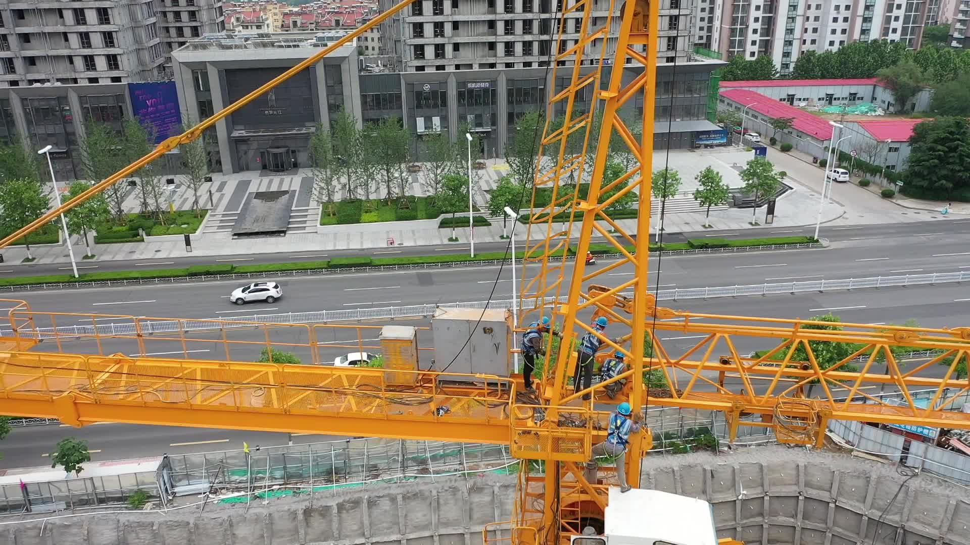 工地工人塔吊实拍视频视频的预览图