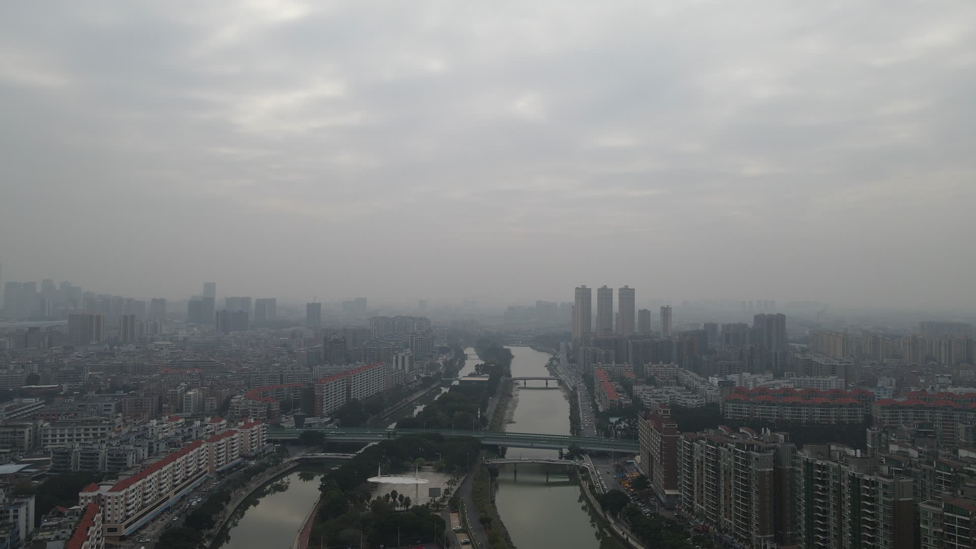 航拍广州东莞城市雾霾天气视频的预览图
