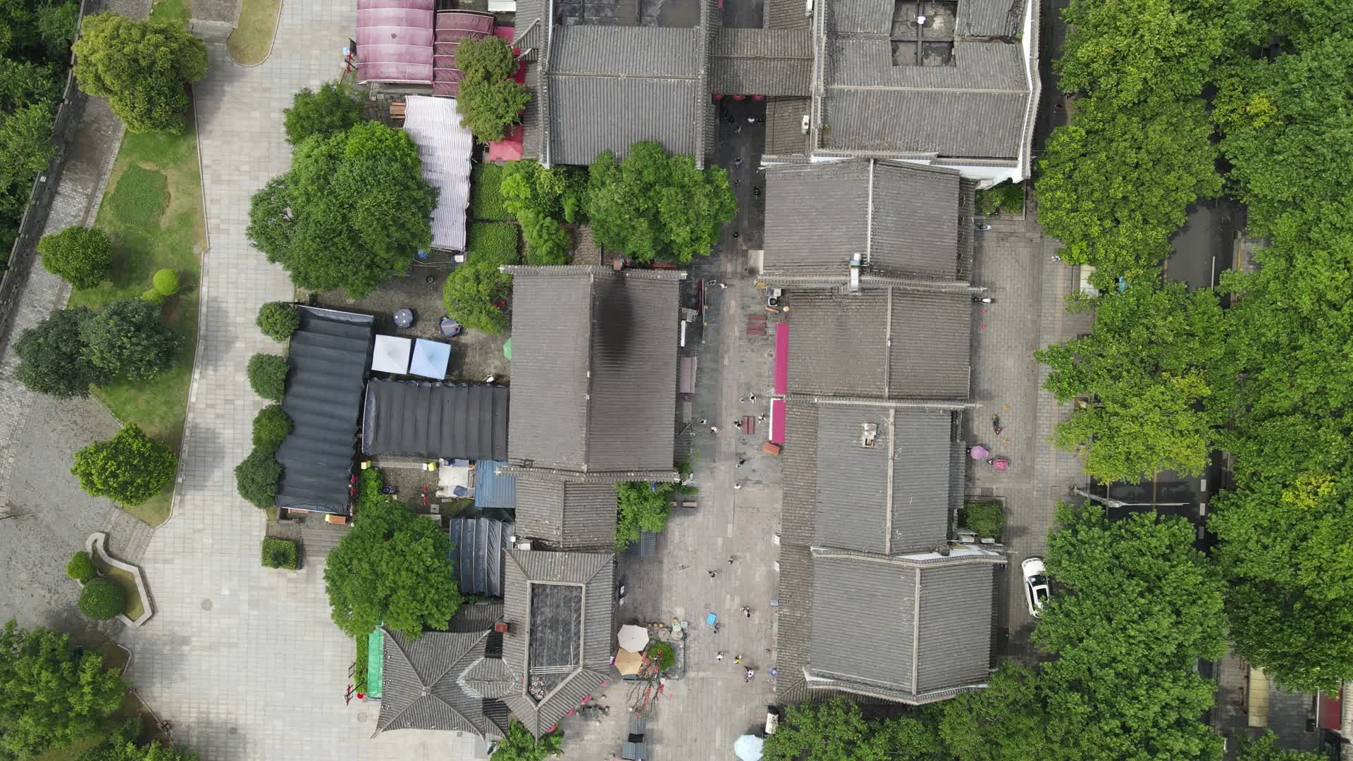 俯拍湖南岳阳楼5A景区汴河街视频的预览图