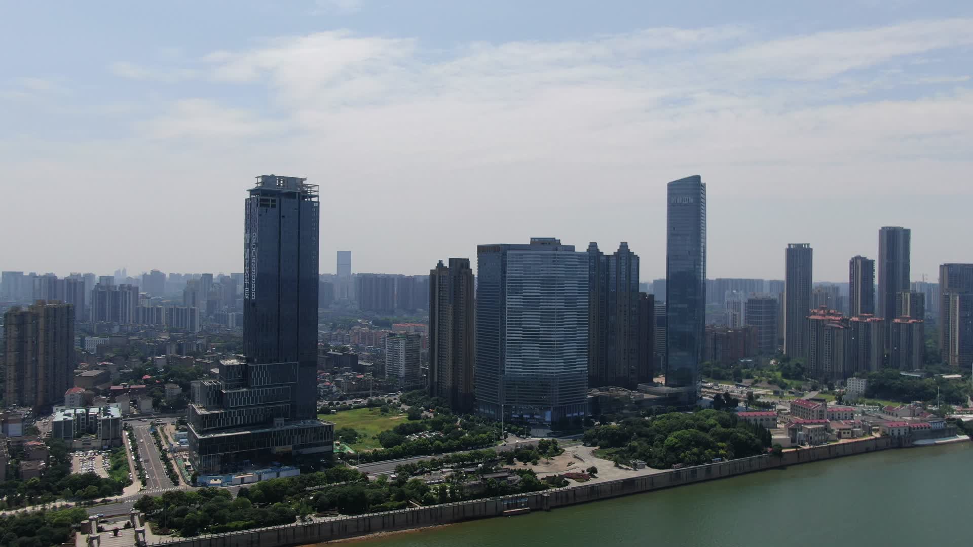 航拍湖南长沙城市CBD商务建筑视频的预览图