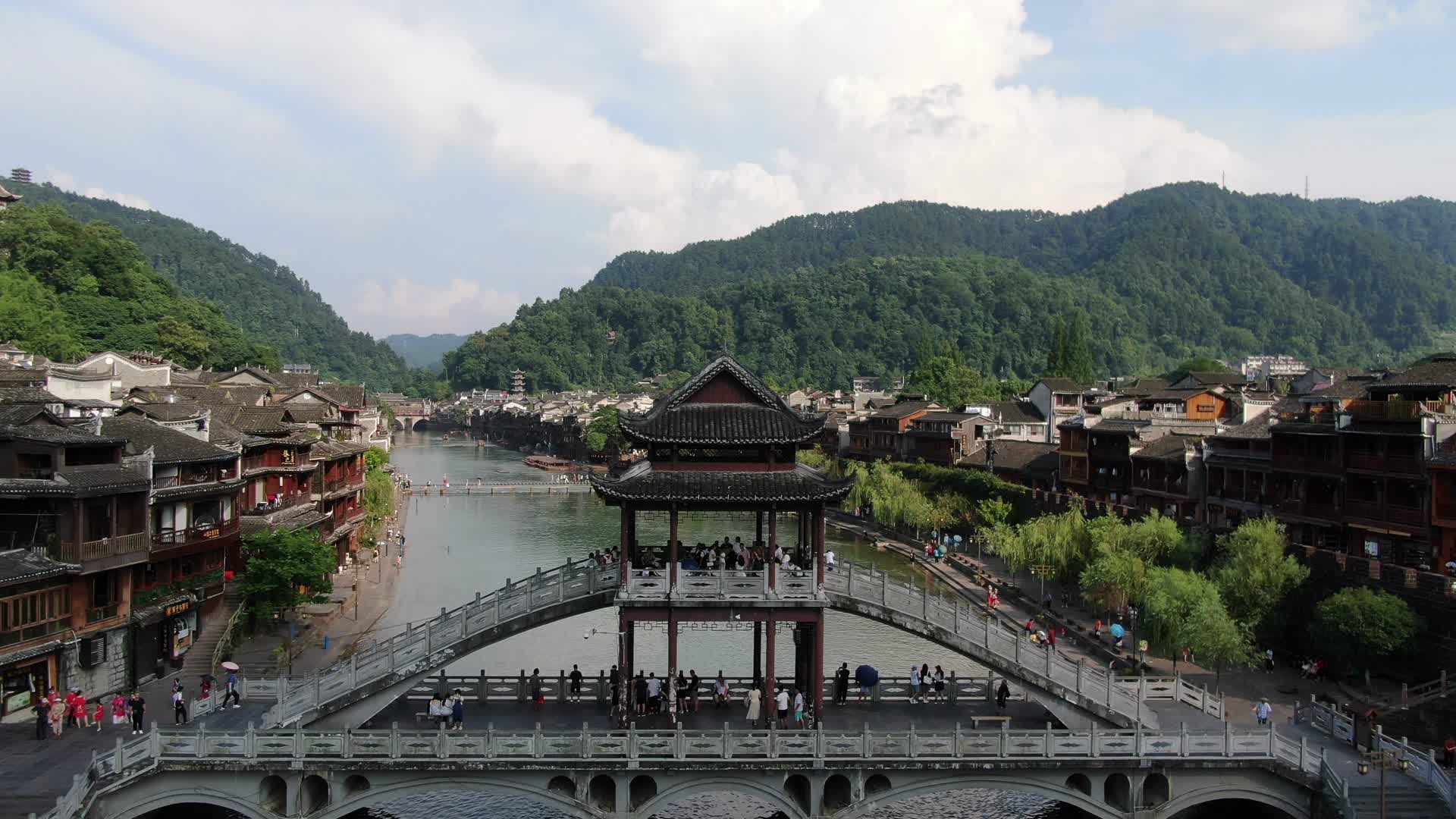 航拍湖南凤凰古城历史古建筑视频的预览图