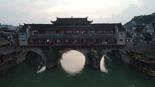 航拍湖南凤凰古城虹桥视频的预览图