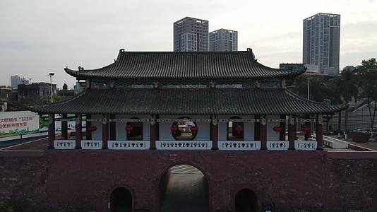航拍广州东莞迎恩门历史古建筑视频的预览图