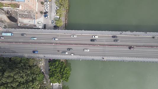 俯拍城市跨河大桥交通视频视频的预览图