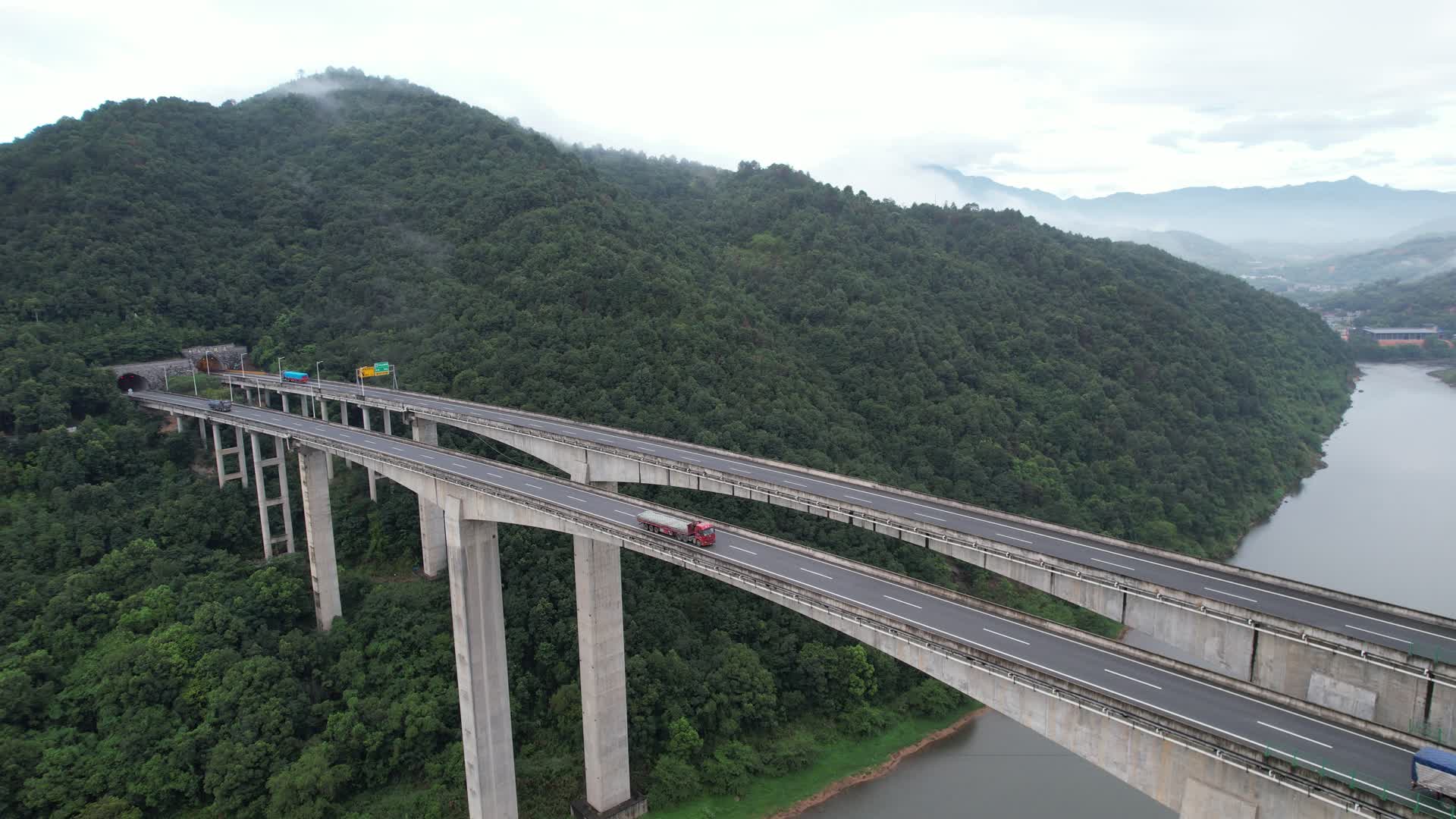 4K高速公路高架桥航拍视频的预览图