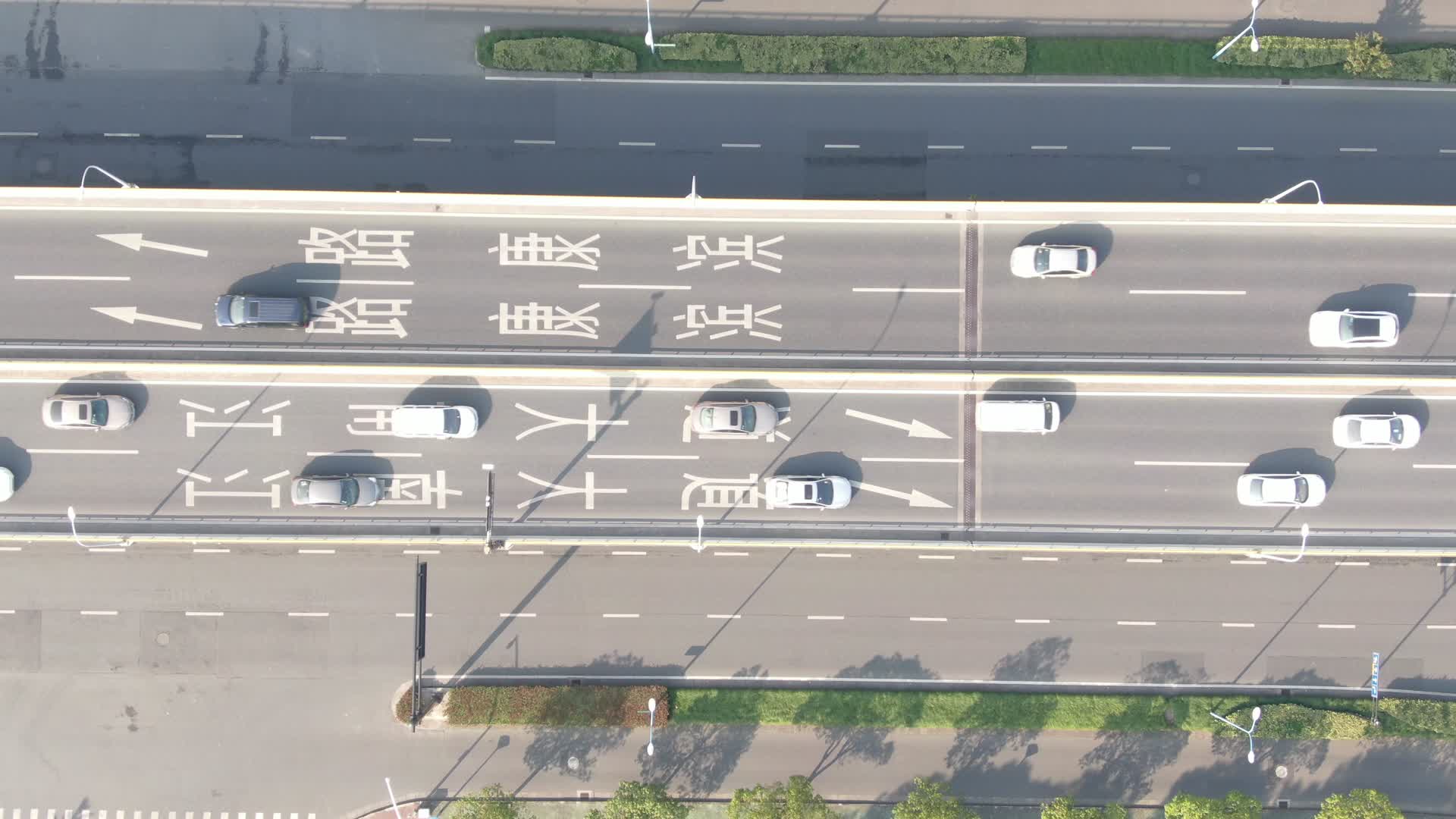 俯拍城市街道车辆交通视频的预览图