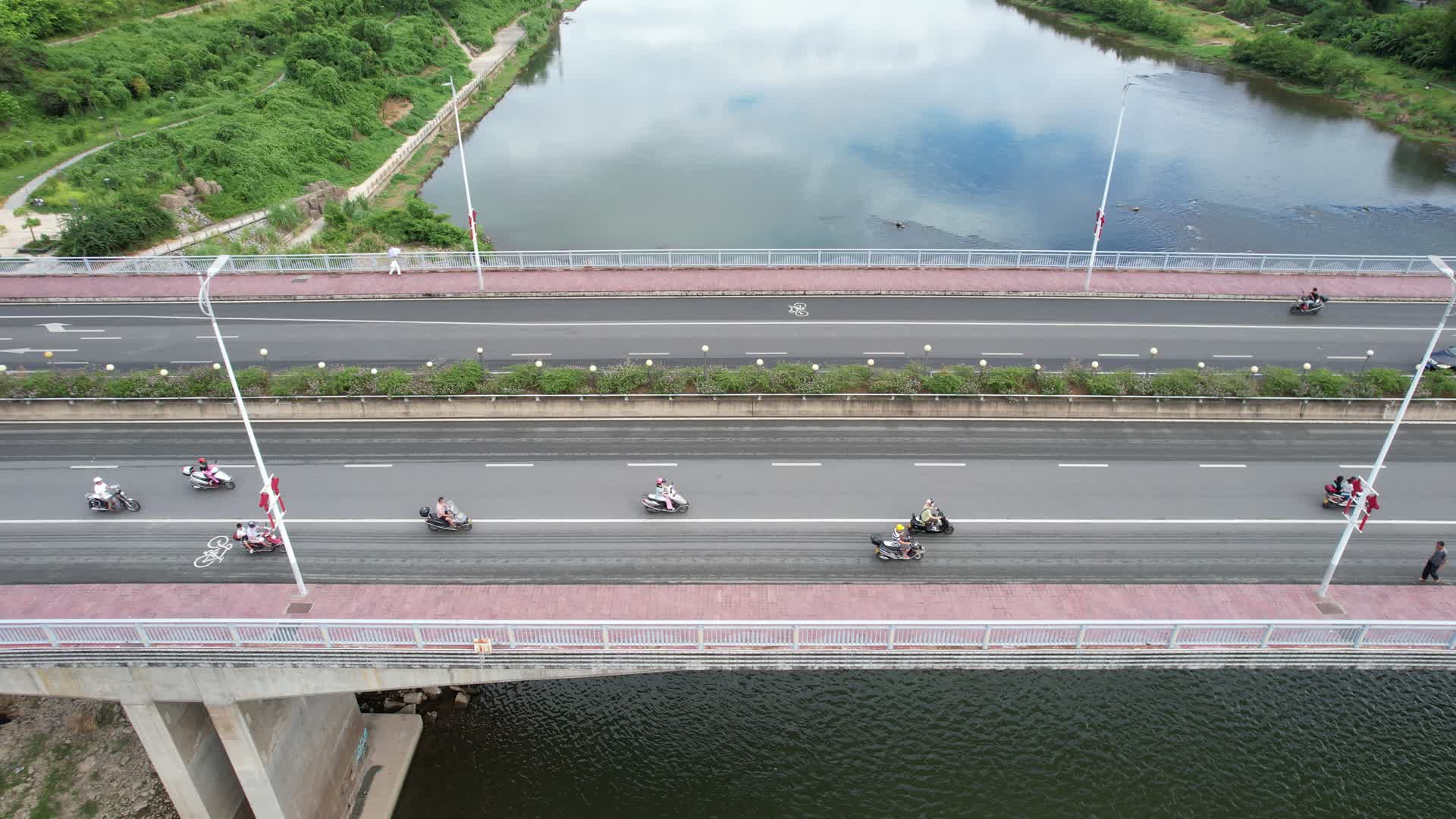 4K大桥车水马龙航拍视频的预览图