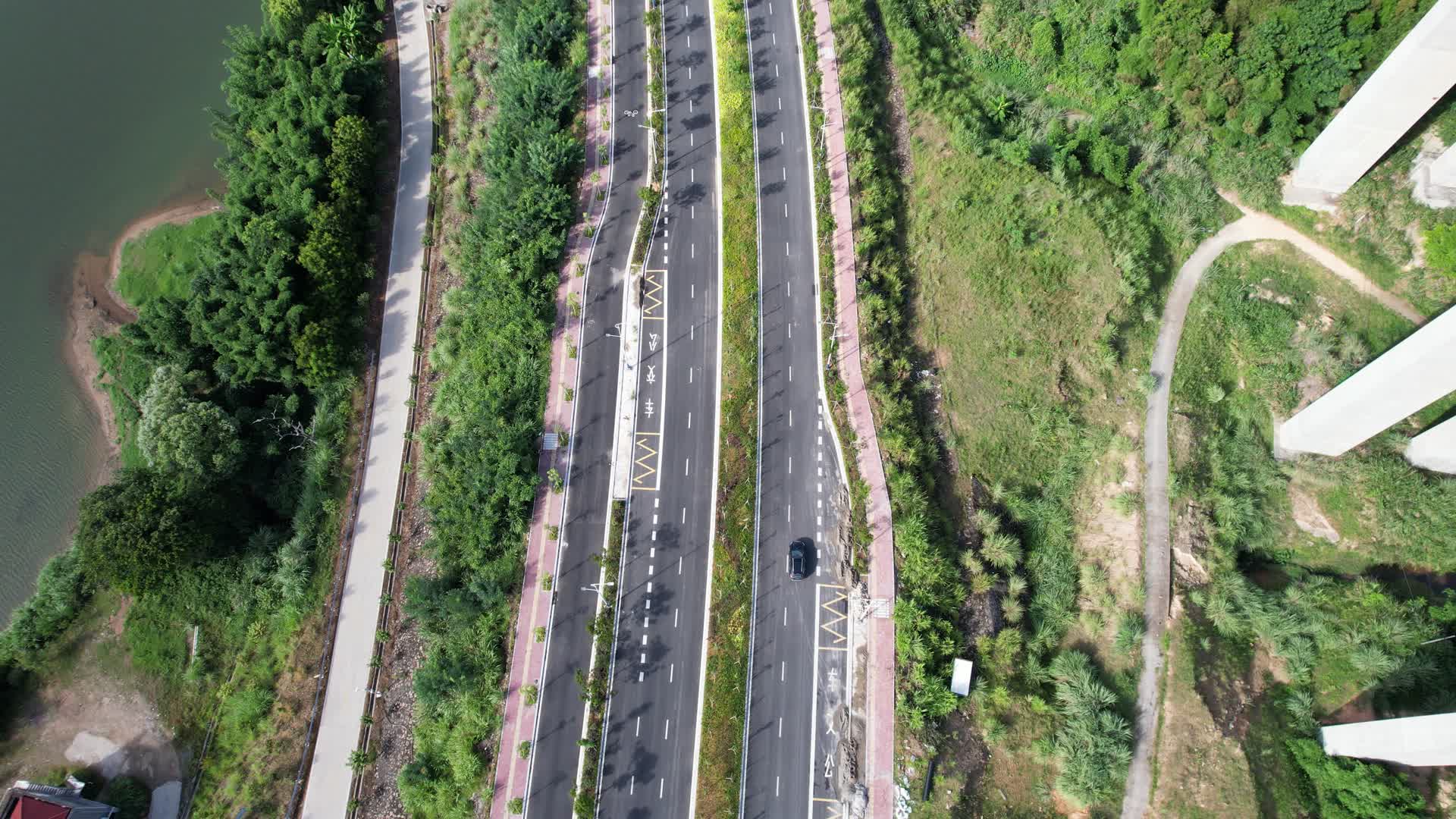 4K公路俯拍航拍视频的预览图