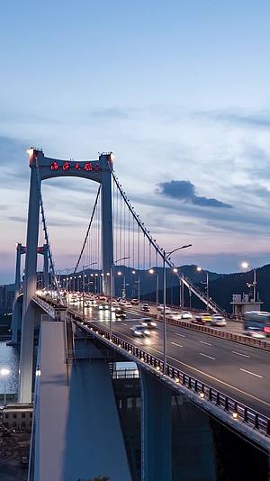 福建厦门海沧大桥夜景车流延时摄影视频的预览图