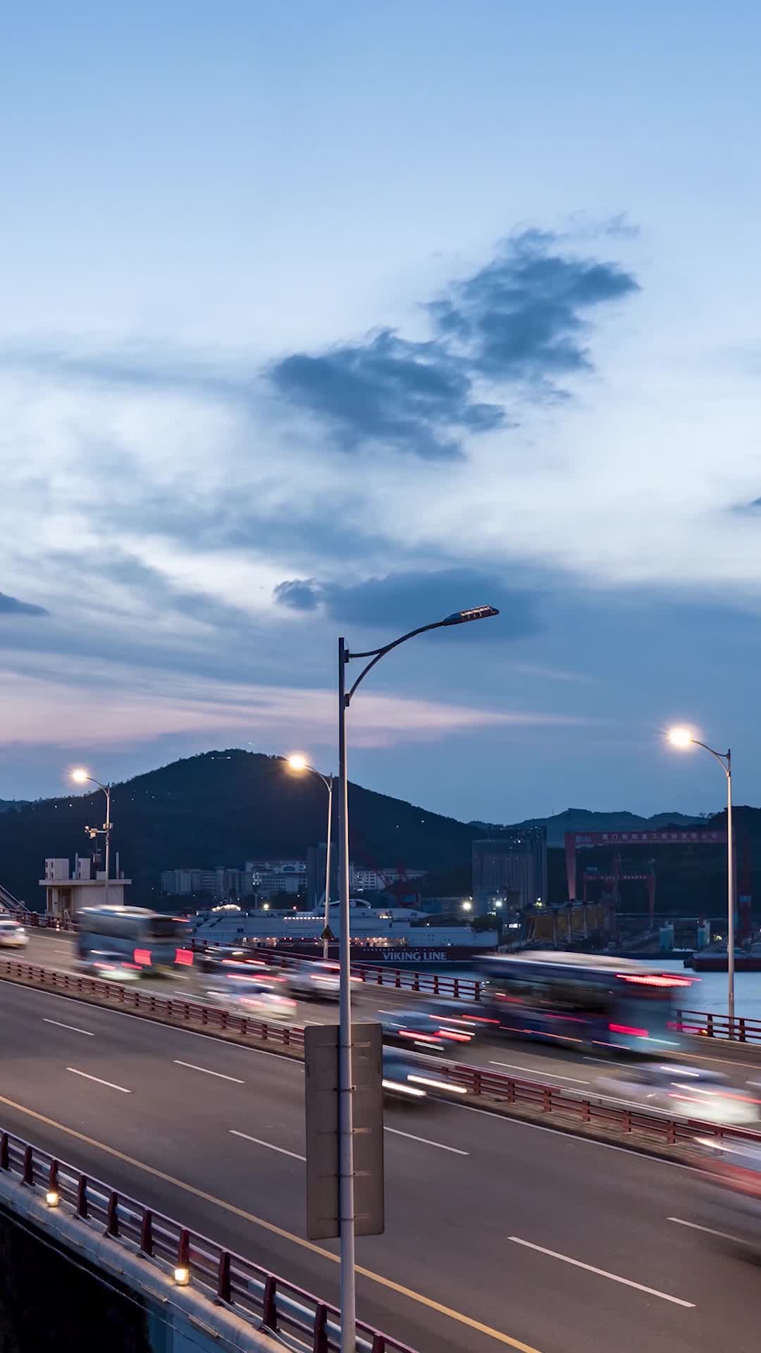 航拍城市傍晚交通大道车流延时摄影视频的预览图