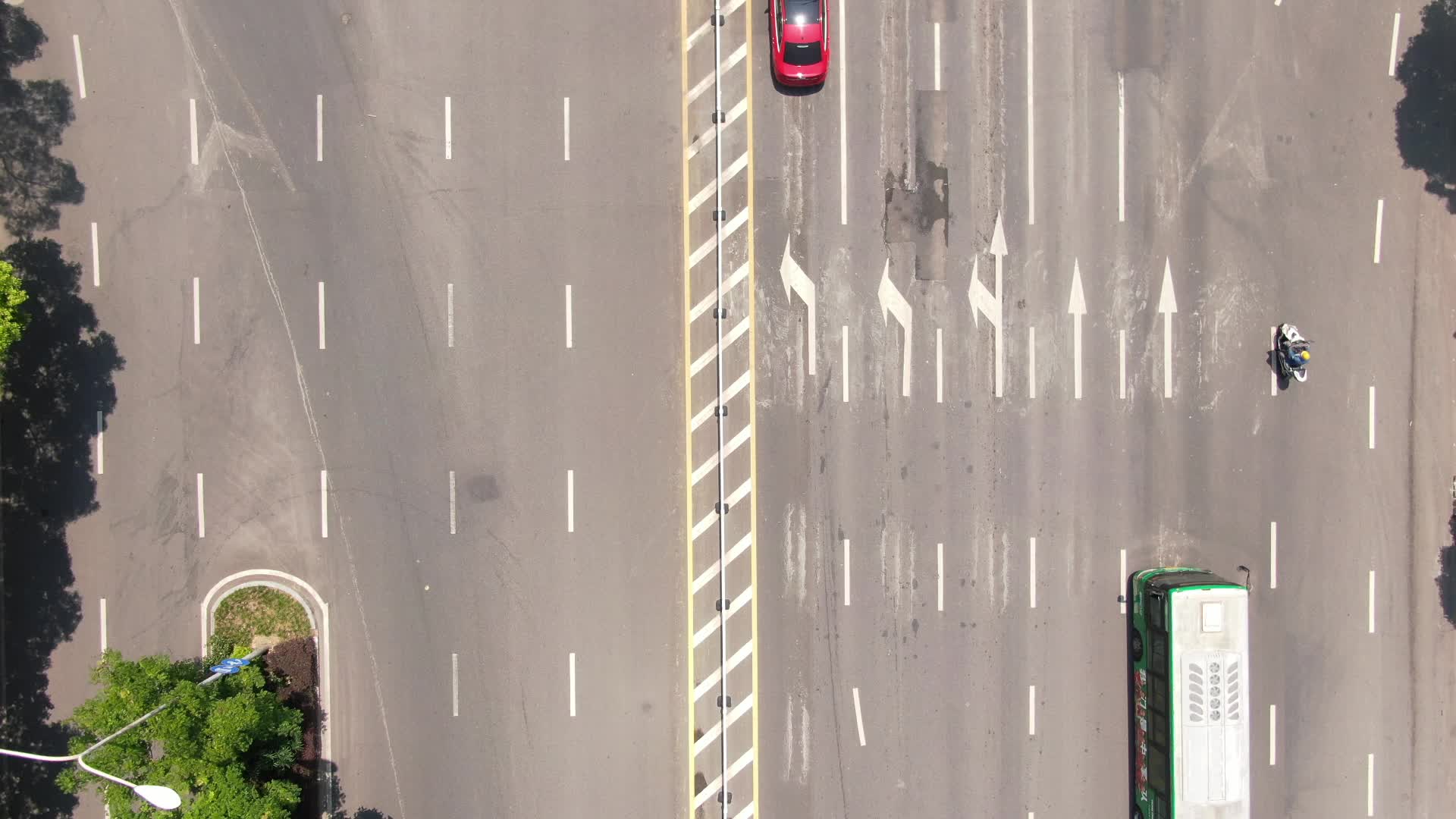 俯拍城市大道交通实况视频的预览图