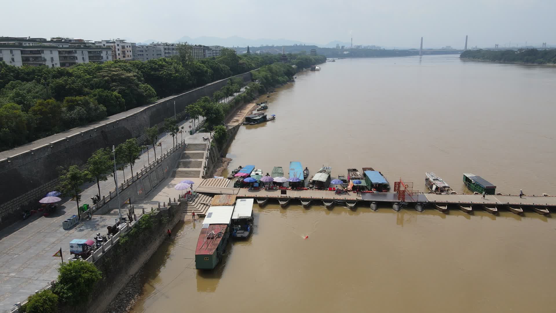 航拍江西赣州江南宋城古浮桥视频的预览图
