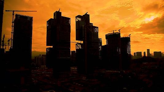 实拍清晨城市建设塔吊视频的预览图