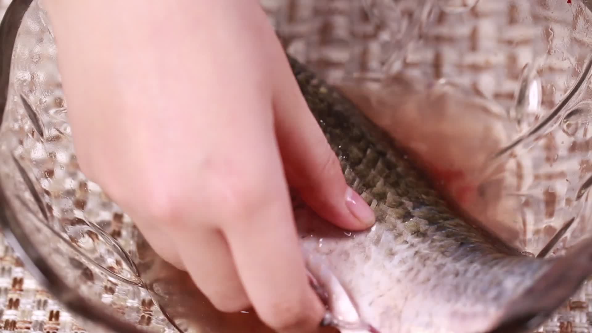 鱼肉切块腌制去腥视频的预览图