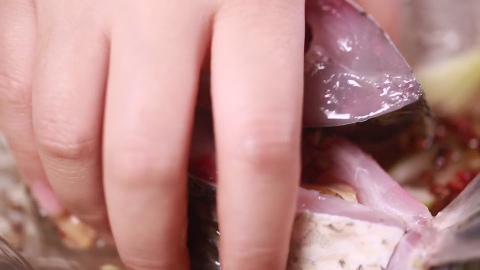 鱼肉切块腌制去腥视频的预览图