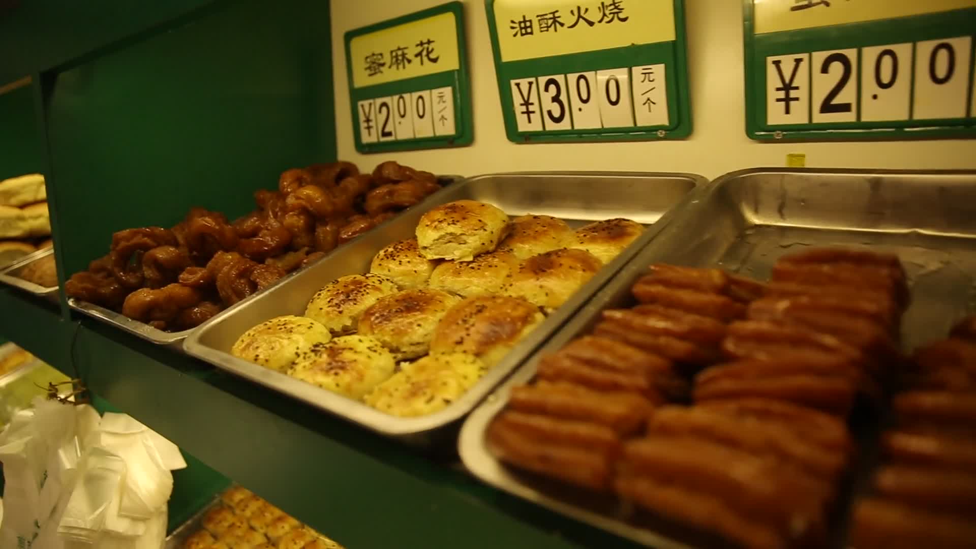 货架上的老北京小吃视频的预览图
