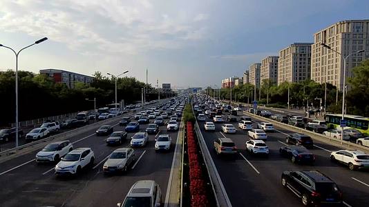 4K延时北京城市上下班高峰车流街道视频的预览图