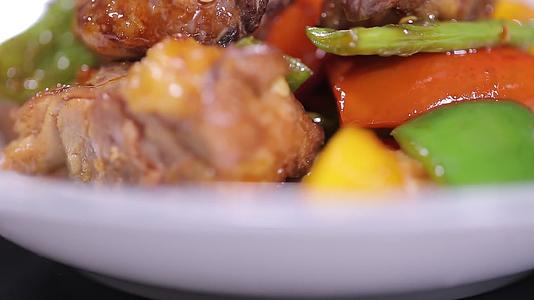 减肥菜谱彩椒豆角烧鸭肉视频的预览图